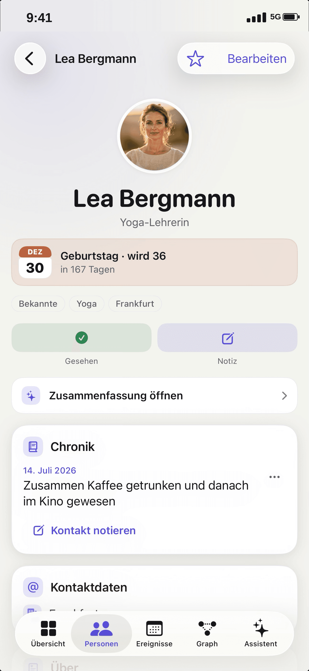 peok App Screenshot: Personenansicht mit Geburtstag, Notizen, Chronik
